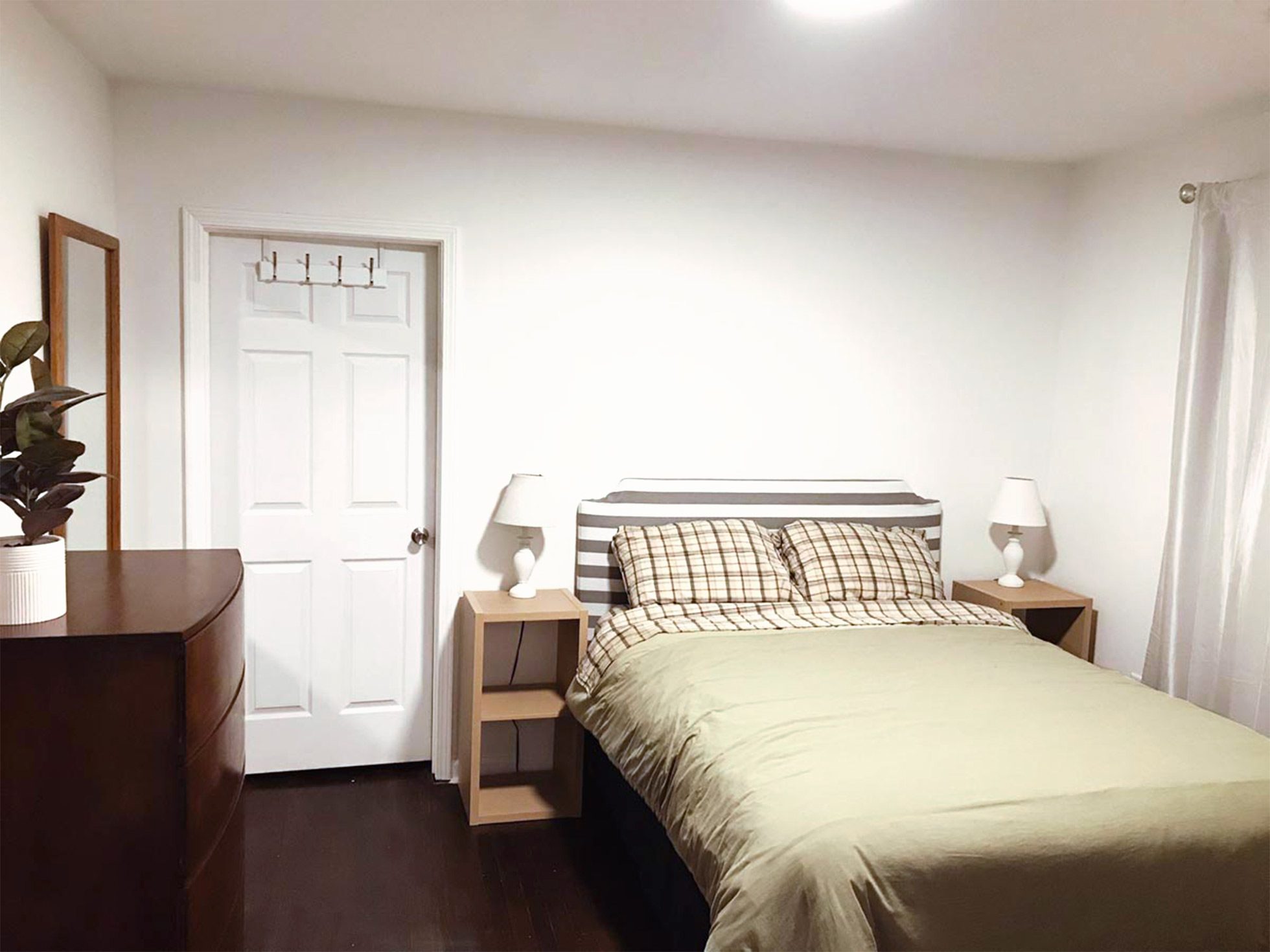 Photograph of an adjustable queen bed, night-tables and bedside lamps in a fully furnished apartment available for rent to traveling nurses in Johnson City, TN